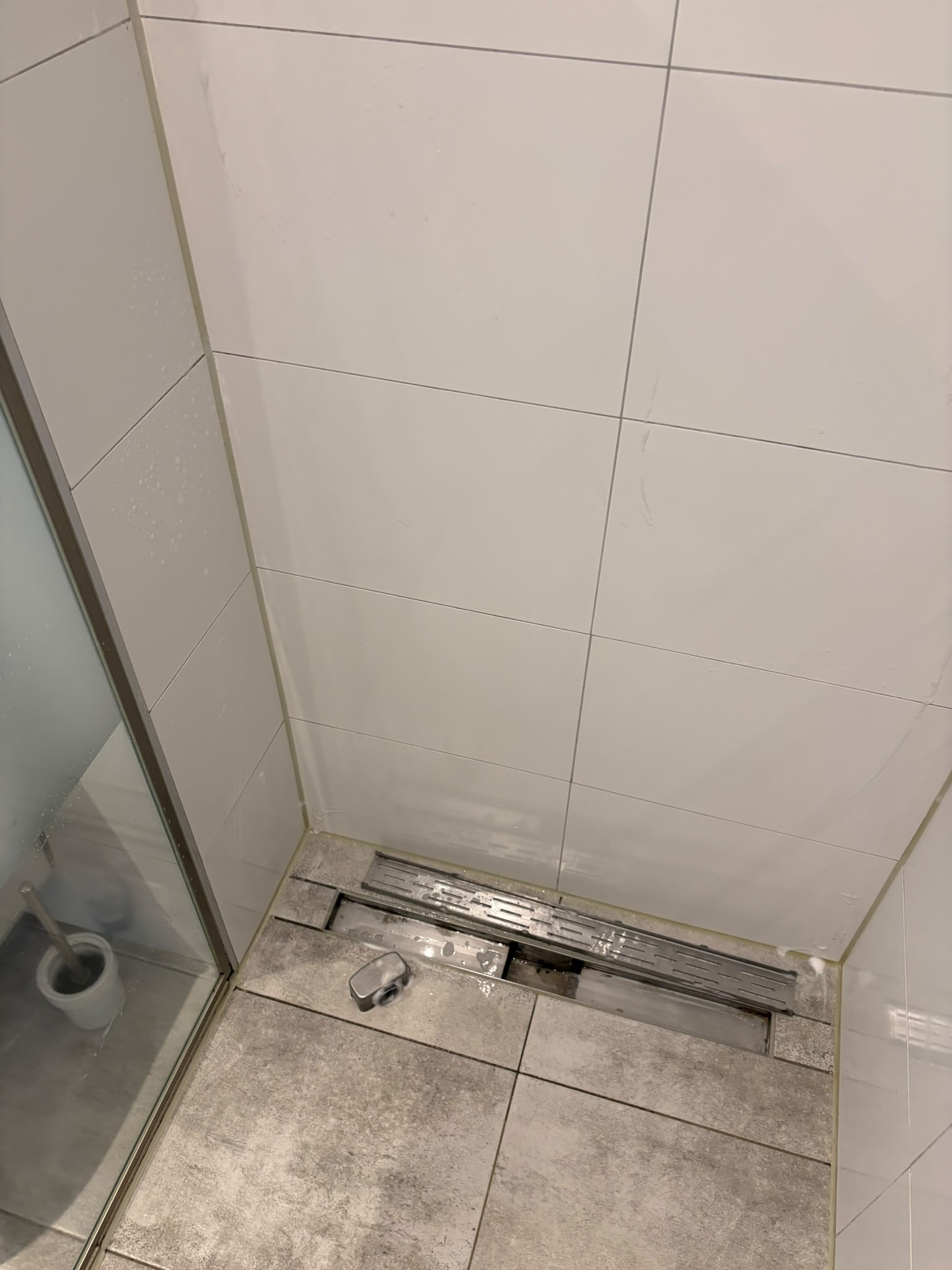 Schoongemaakte badkamervloer en tegelwand