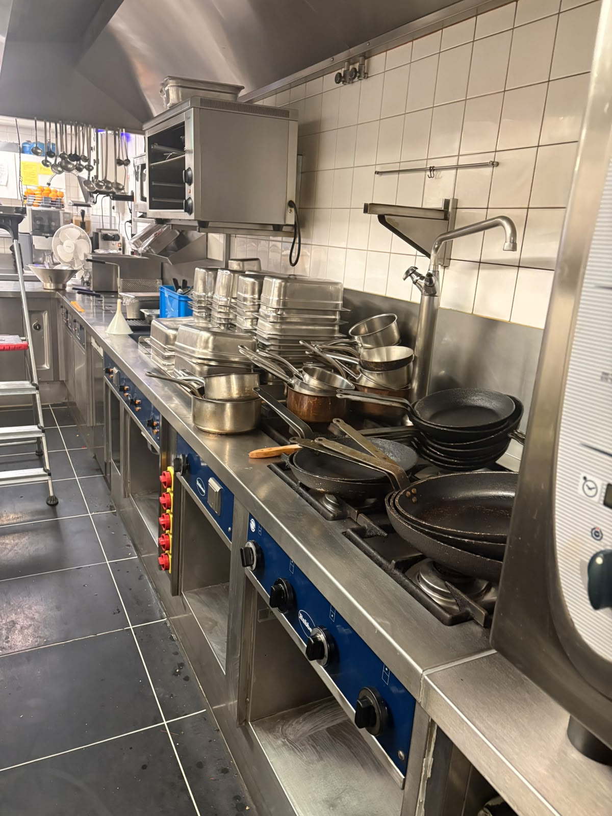 Hygiënisch gereinigde keuken na sluitingstijd