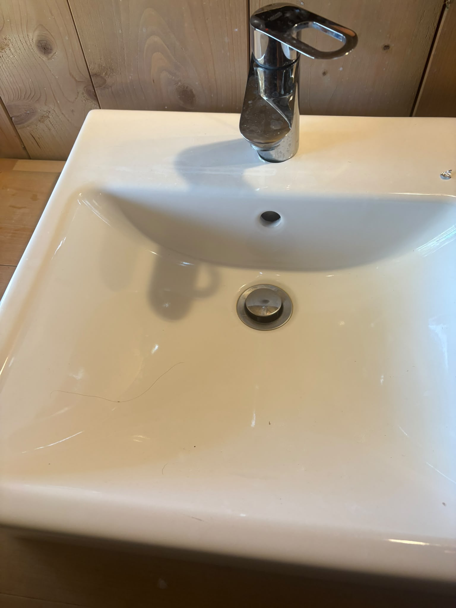 Wastafel na professionele ontkalkbehandeling