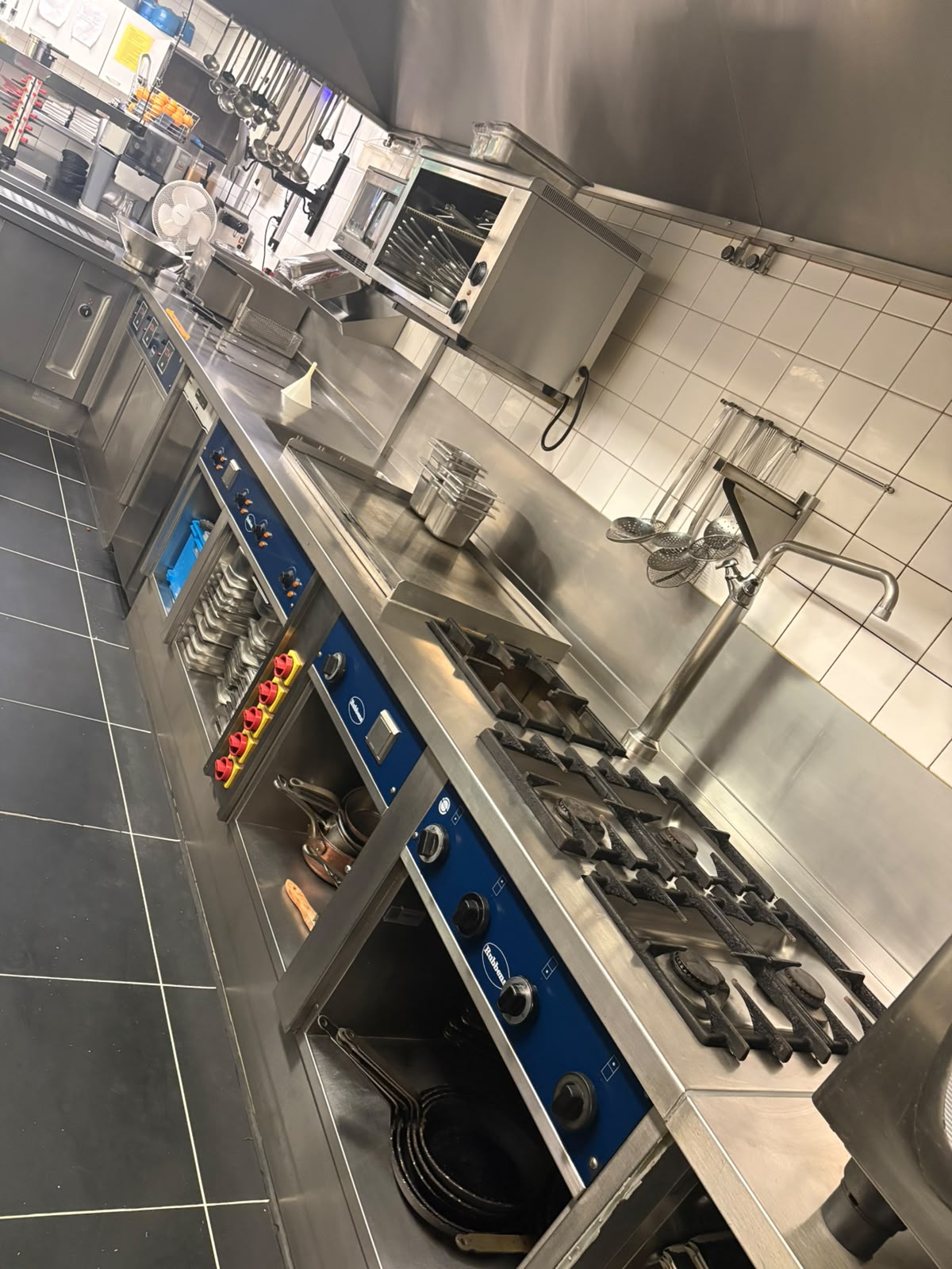Schoongemaakte professionele kooklijn