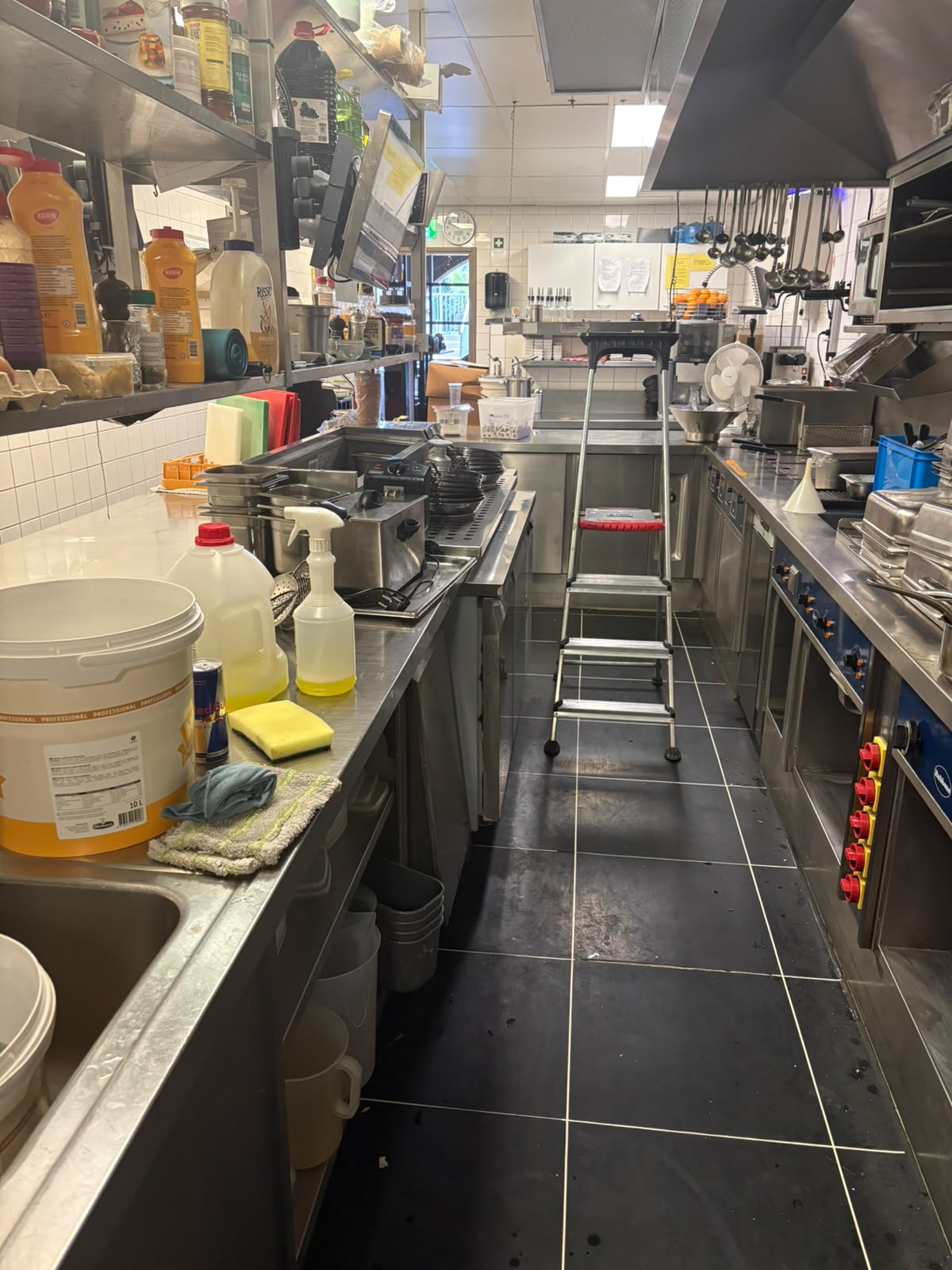 Professioneel schoongemaakte keuken na dieptereiniging