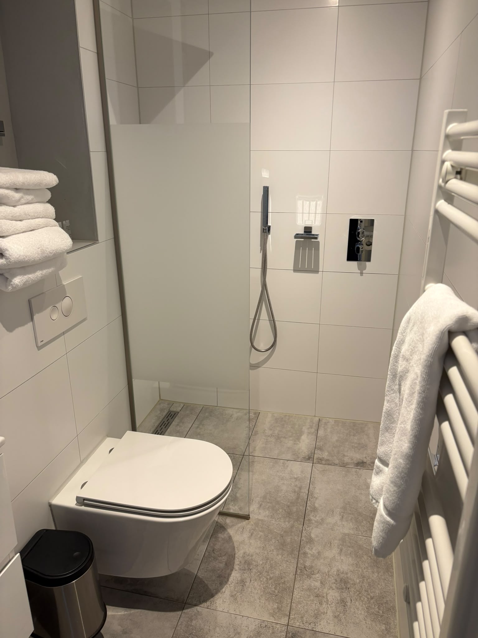 Fris toilet en doucheruimte na schoonmaak