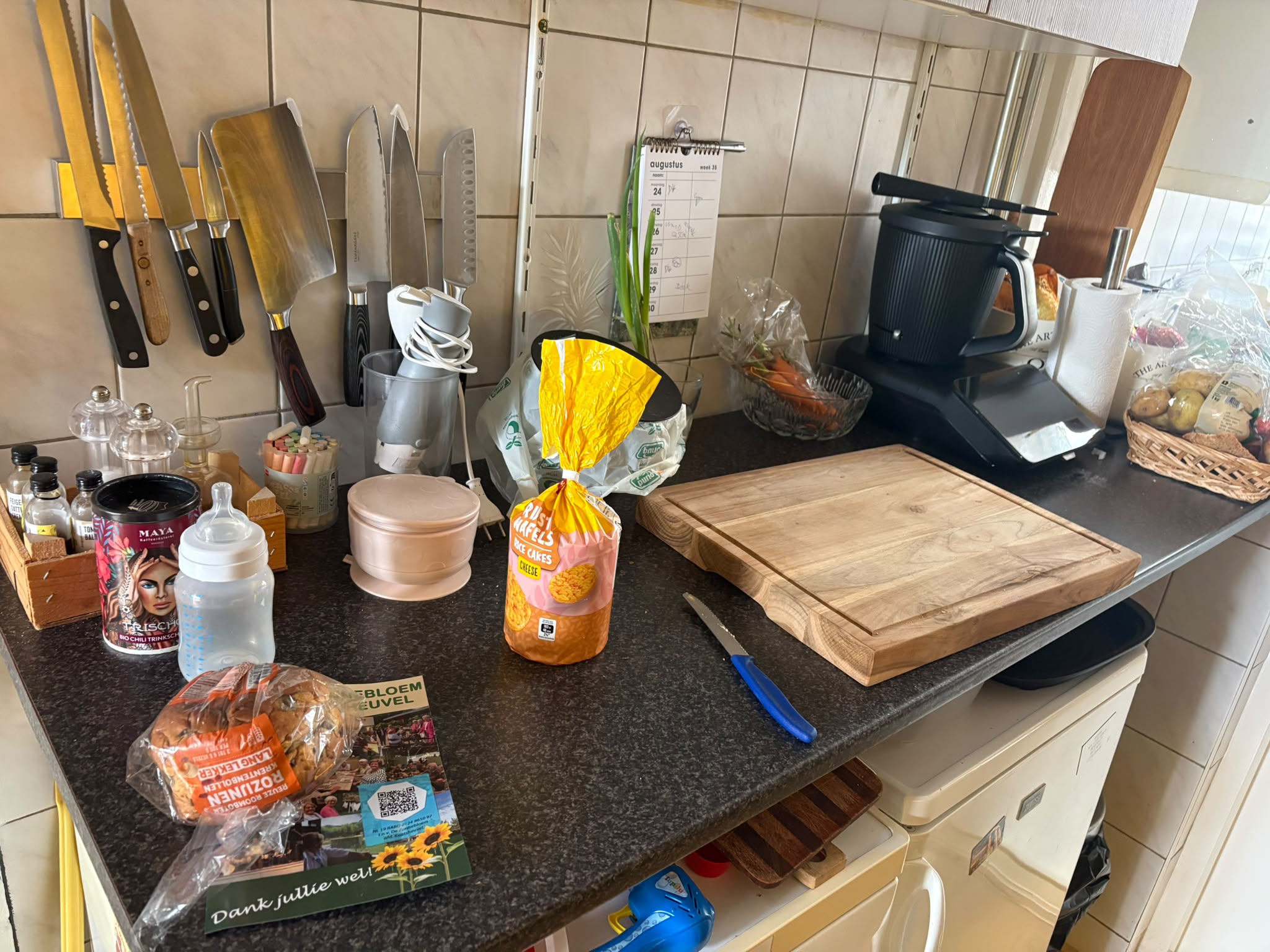 Schoongemaakte keukenhoek na opruimwerk