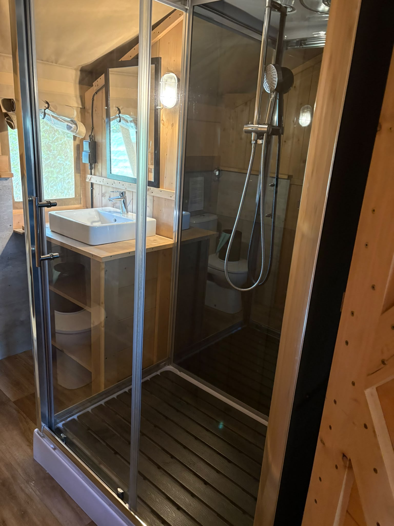 Douchecabine met streepvrij glas